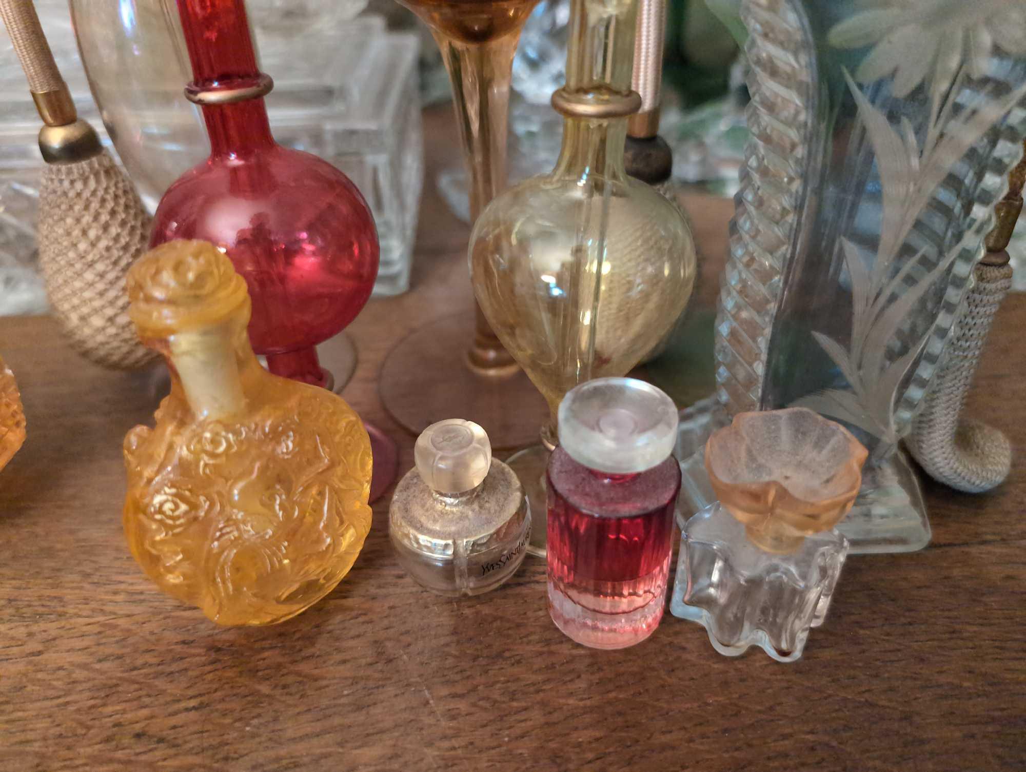 (LR) LOT OF (11) VINTAGE VARIOUS SIZED COLORED AND CLEAR GLASS PERFUME BOTTLES.