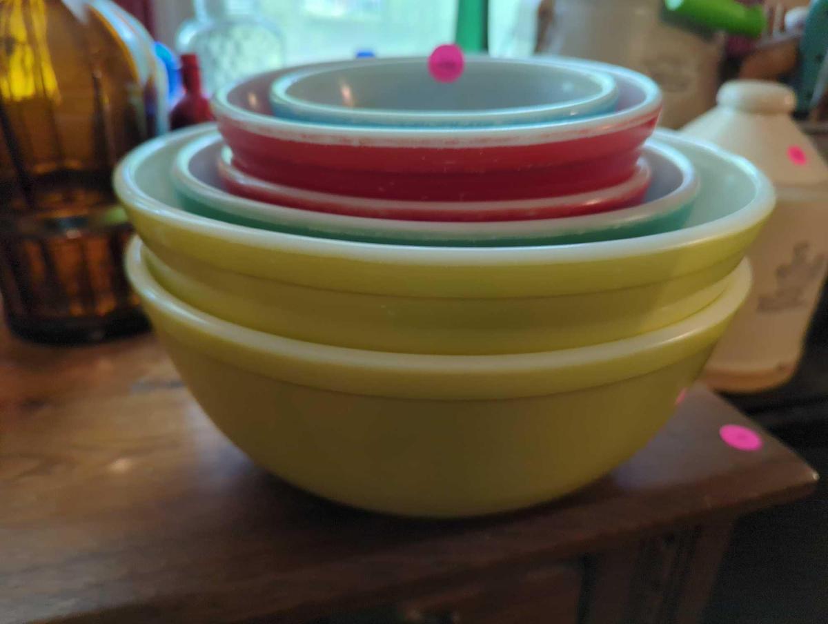 (DR) LOT OF 6 PYREX MIXING BOWLS, 2 YELLOW, 1 GREEN, 2 RED AND 1 BLUE, WHAT YOU SEE IN THE PHOTOS IS
