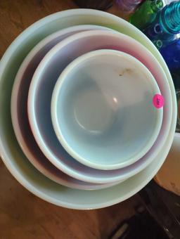 (DR) LOT OF 6 PYREX MIXING BOWLS, 2 YELLOW, 1 GREEN, 2 RED AND 1 BLUE, WHAT YOU SEE IN THE PHOTOS IS