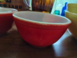 (DR) LOT OF 6 PYREX MIXING BOWLS, 2 YELLOW, 1 GREEN, 2 RED AND 1 BLUE, WHAT YOU SEE IN THE PHOTOS IS