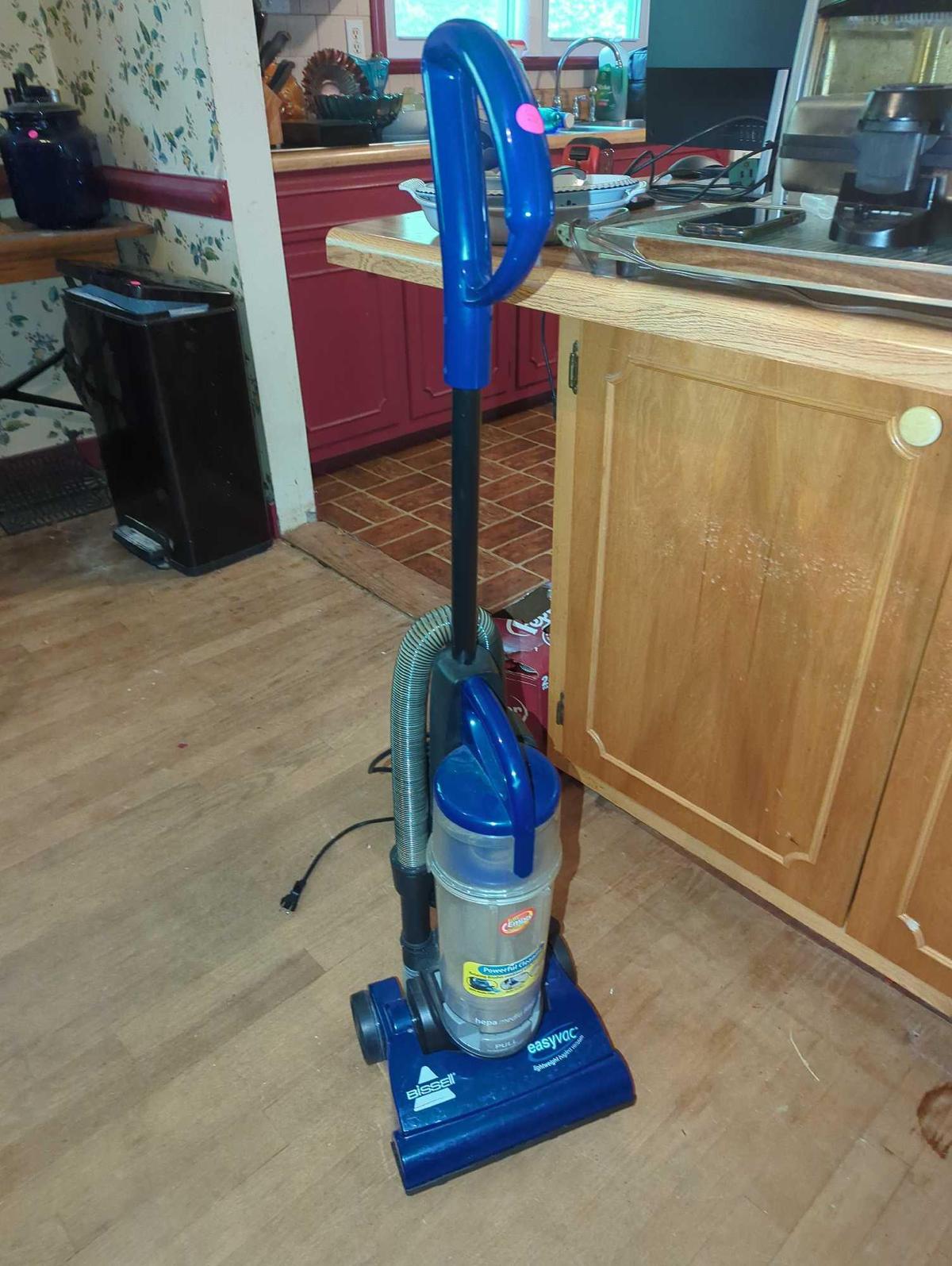 (DR) BISSELL EASY VAC? LIGHTWEIGHT UPRIGHT VACUUM, MODEL 3130-H, RETAIL PRICE $40, APPEARS TO BE