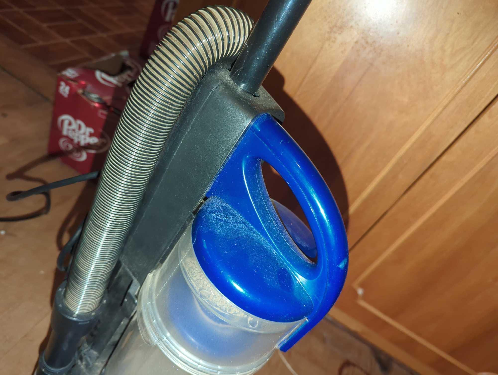 (DR) BISSELL EASY VAC? LIGHTWEIGHT UPRIGHT VACUUM, MODEL 3130-H, RETAIL PRICE $40, APPEARS TO BE