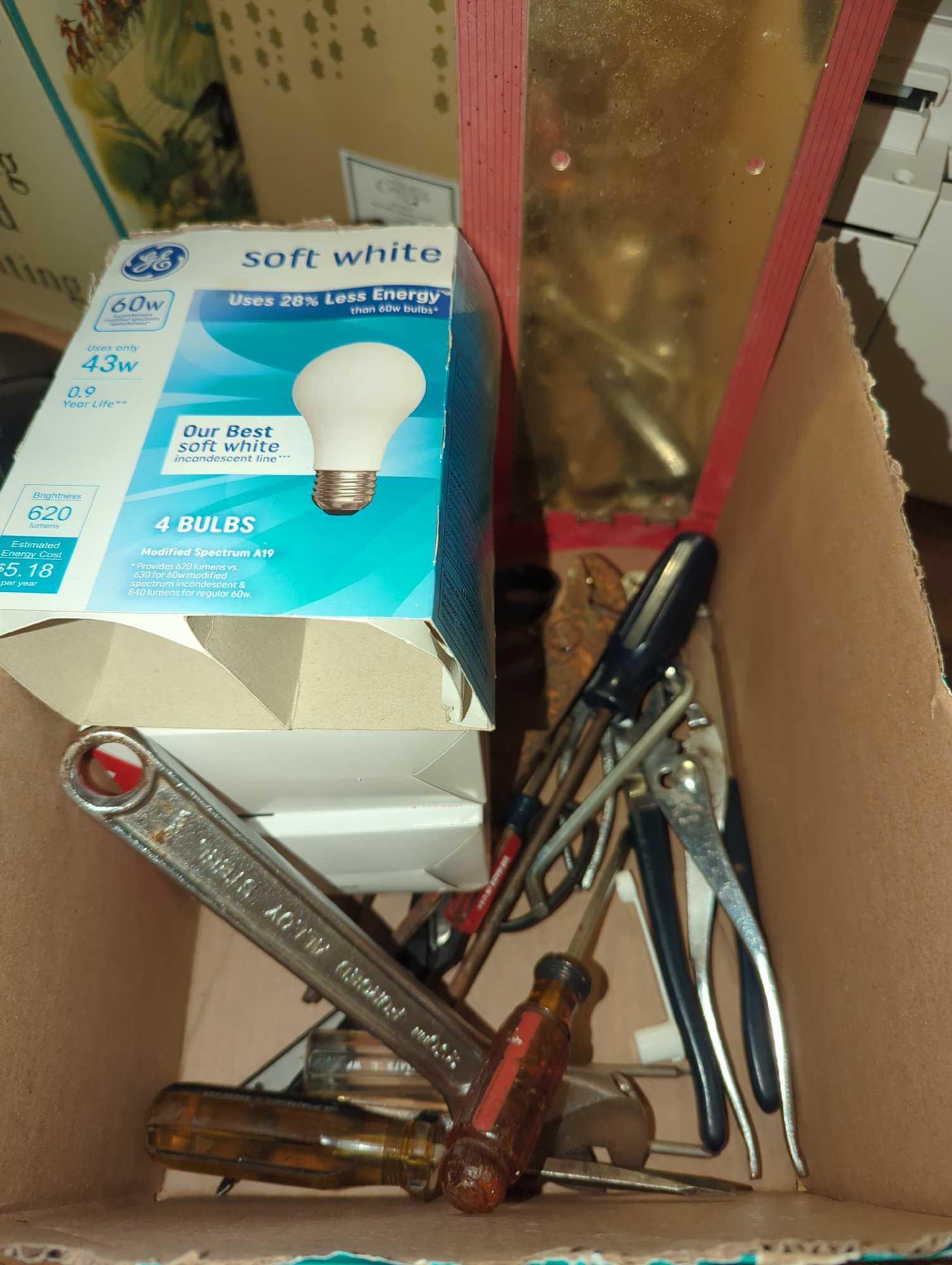 (KIT) BOX LOT OF ASSORTED ITEMS TO INCLUDE, CLEANSAFE DUST REMOVER, IVES SOLID BRASS PUSH PLATE,