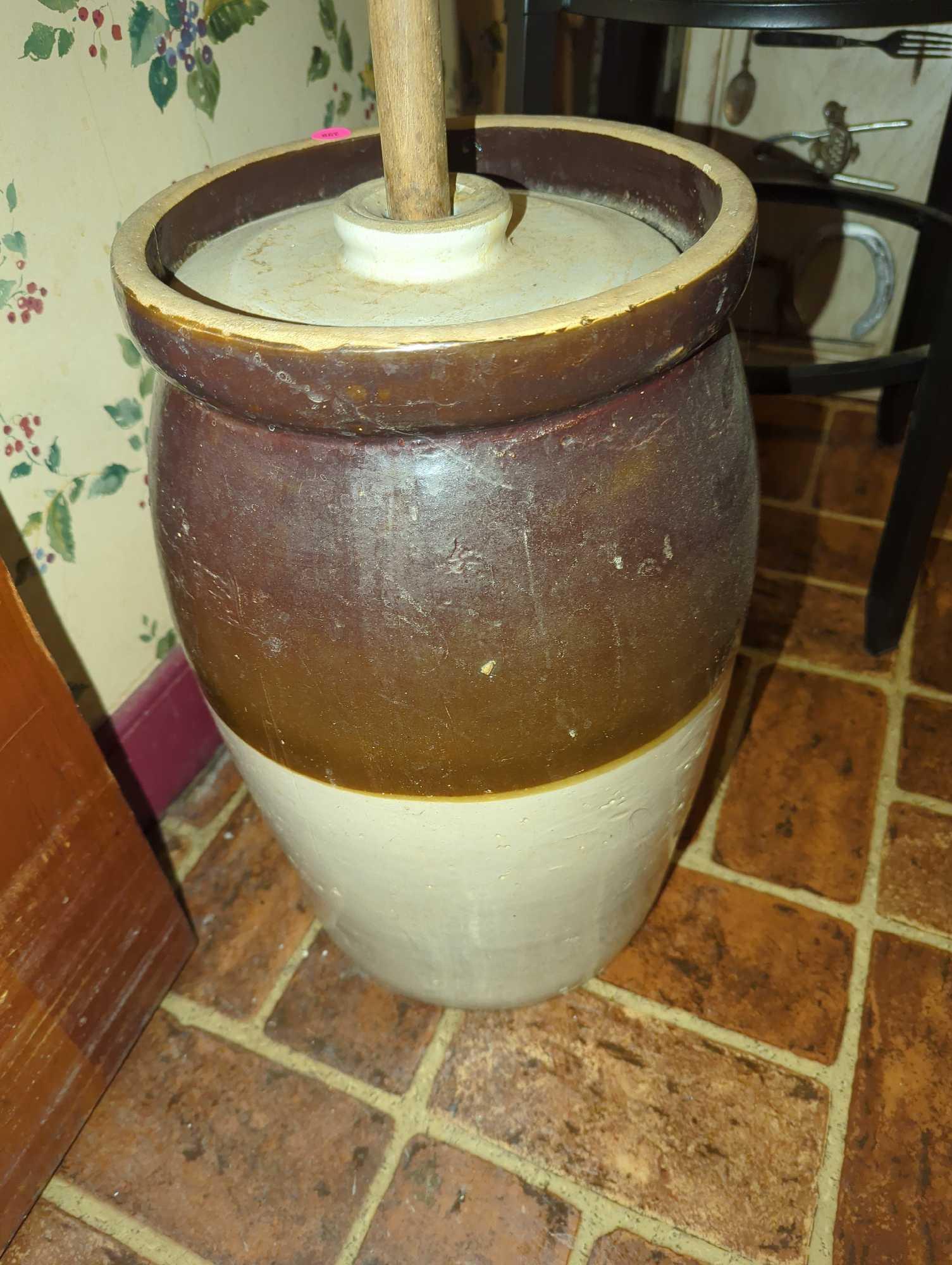 (KIT) ANTIQUE 6 GALLON BUTTER CHURN WITH ORIGINAL LID AND CHURN, MEASURE APPROXIMATELY 10 IN X 18