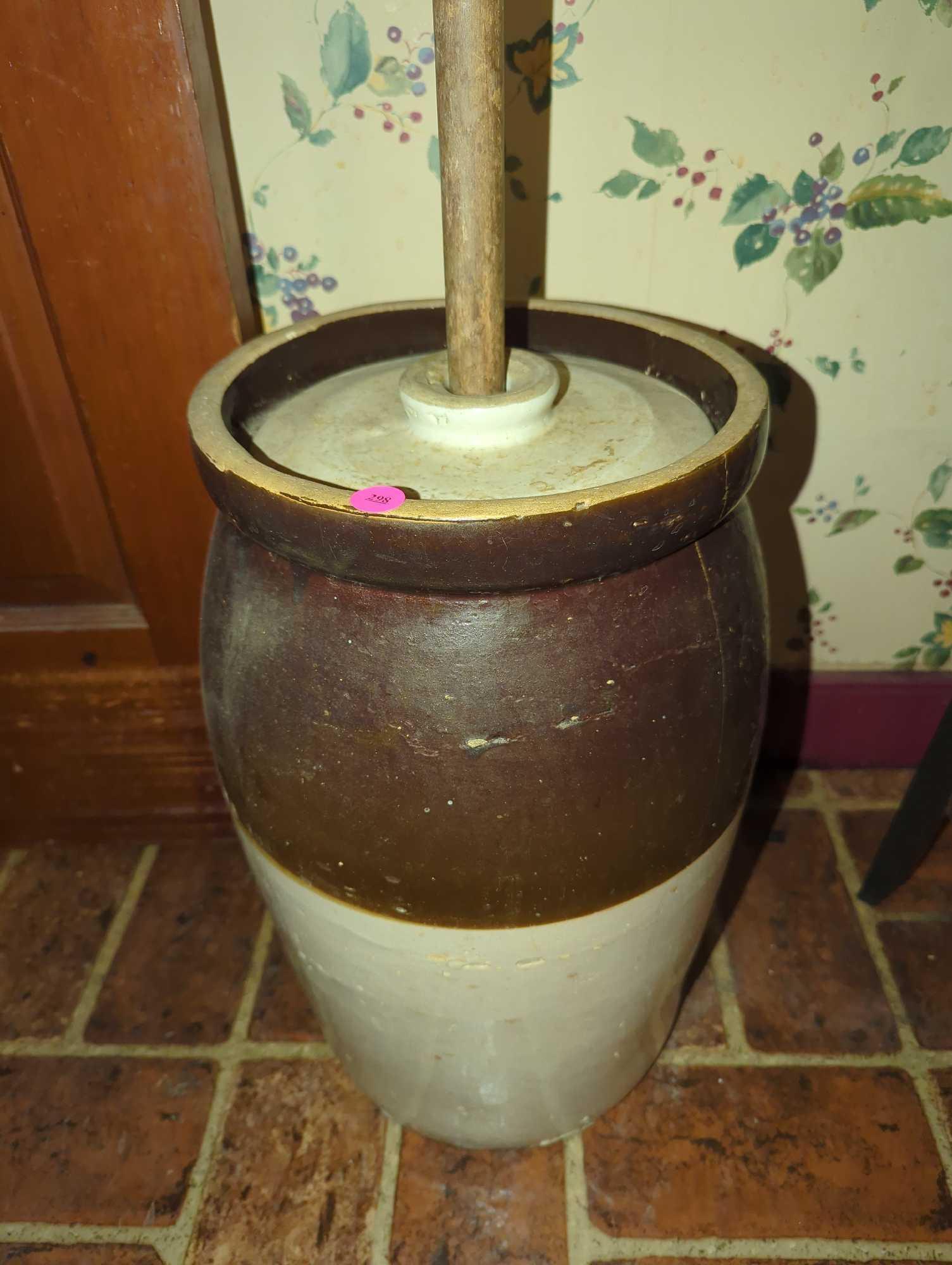 (KIT) ANTIQUE 6 GALLON BUTTER CHURN WITH ORIGINAL LID AND CHURN, MEASURE APPROXIMATELY 10 IN X 18