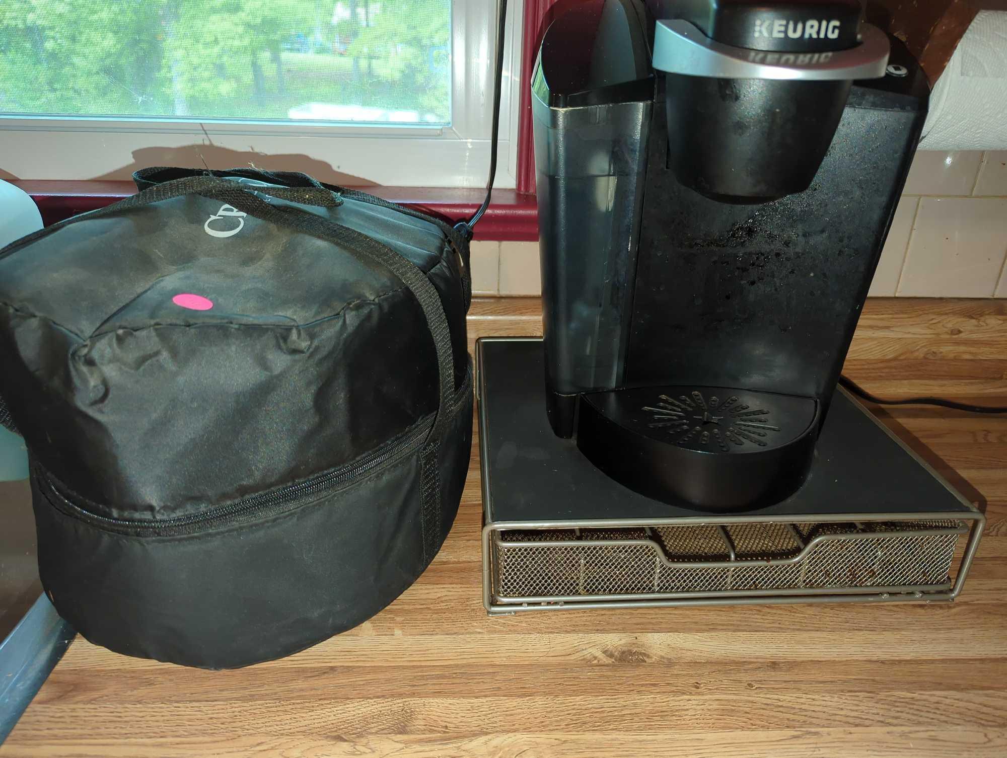 (KIT) LOT OF 2 ITEMS TO INCLUDE, KEURIG COFFEE MAKER & POD (DR)AWER, AND CROCK-POT SLOW COOKER