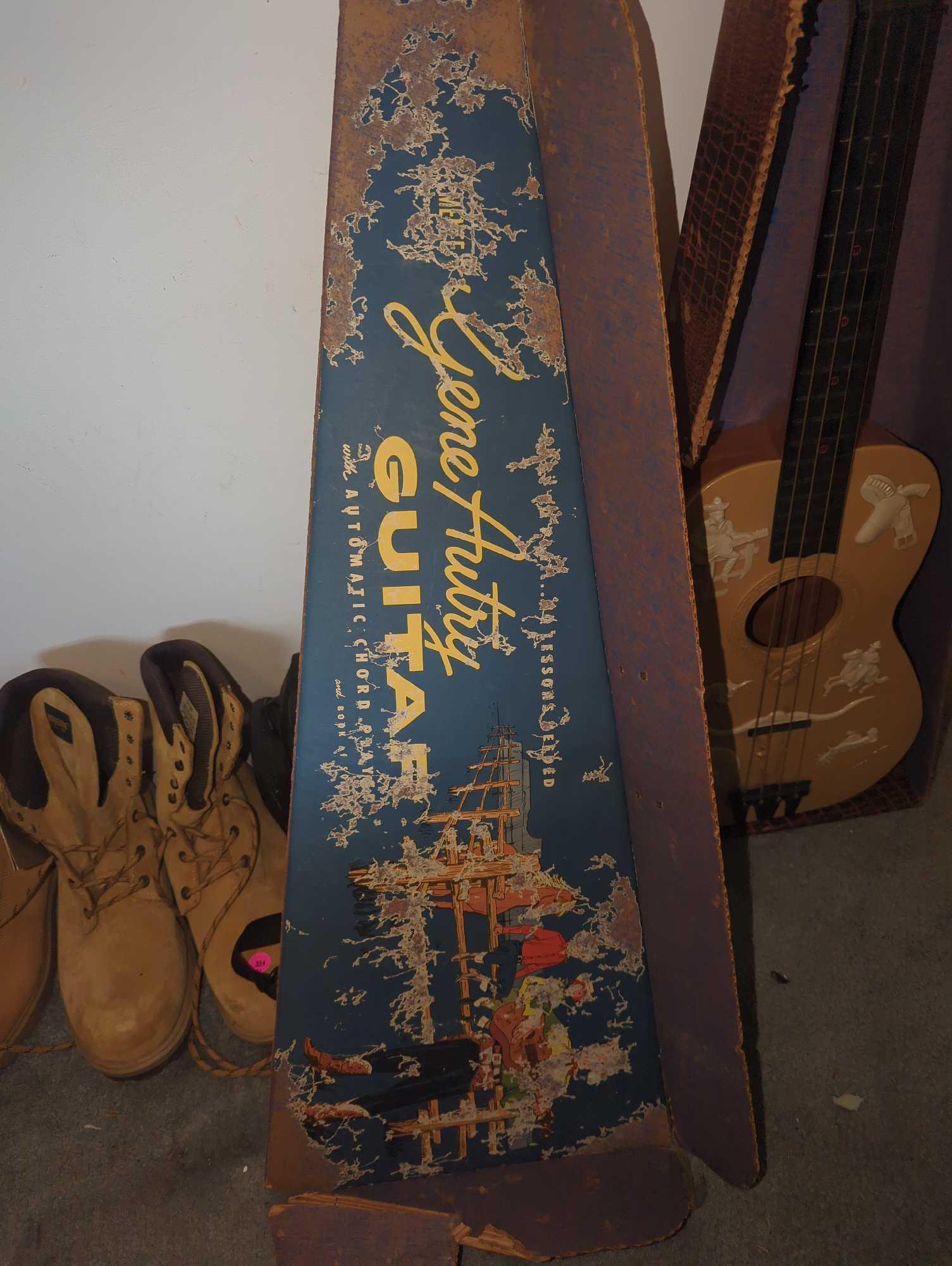 (BR1) VINTAGE 1960'S EMENEE WESTERN FOLK GENE AUTRY SIX STRING KIDS GUITAR, HAS THE ORIGINAL BOX,