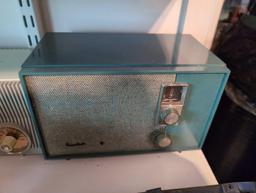 (BR2) SHELF LOT OF MISC. ANTIQUE/VINTAGE RADIOS. BRAND NAMES TO INCLUDE RCA VICTOR, BROADCAST,