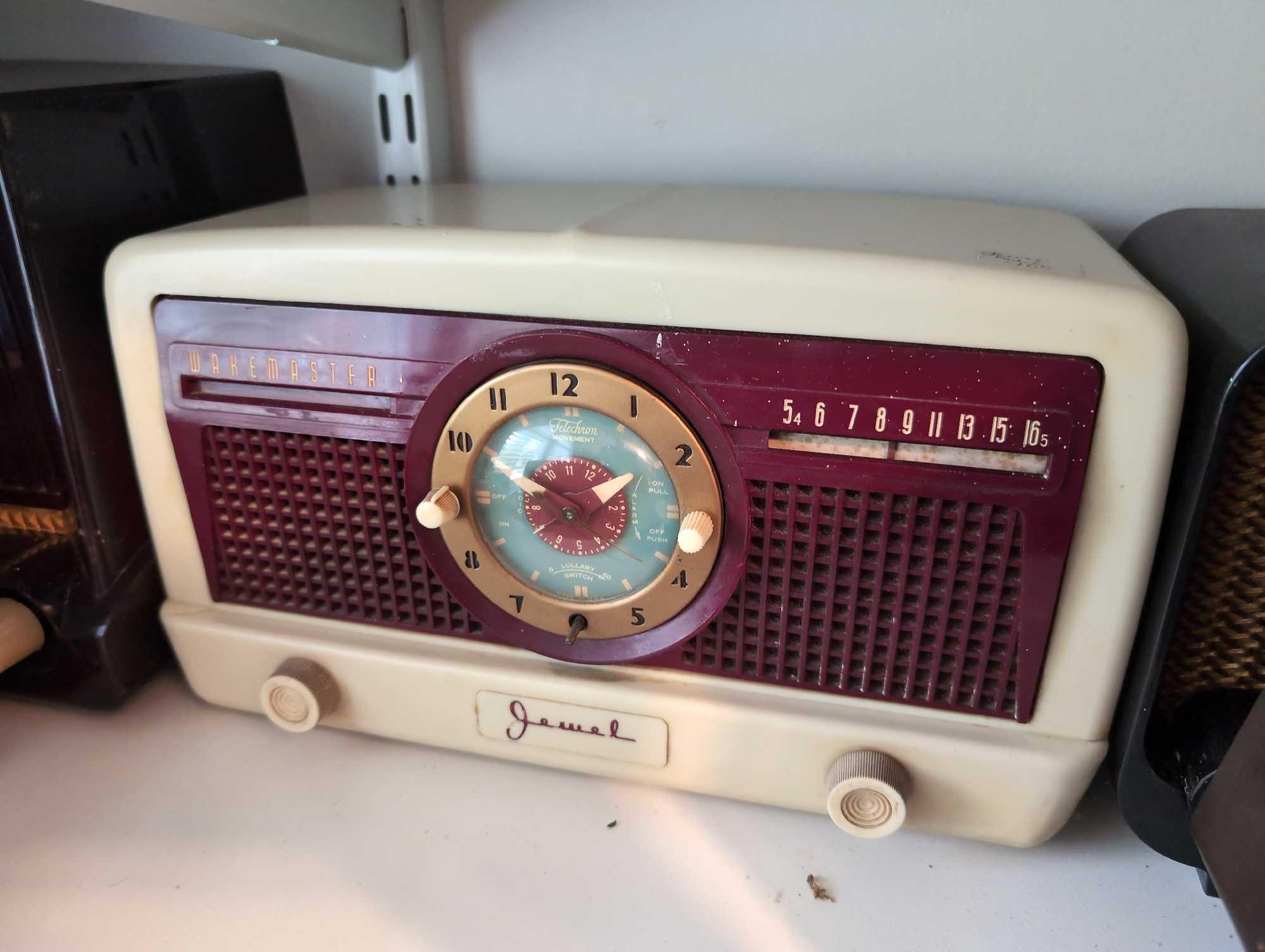 (BR2) SHELF LOT OF MISC. ANTIQUE/VINTAGE RADIOS. BRAND NAMES TO INCLUDE RCA VICTOR, BROADCAST,