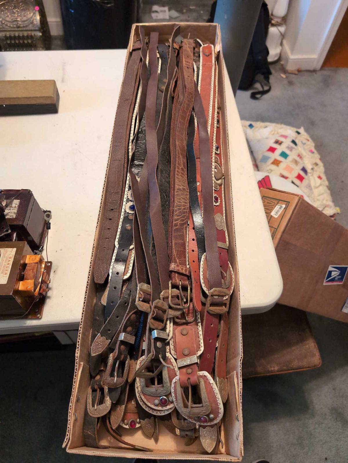 (BR2) LARGE ASSORTMENT OF VINTAGE/ANTIQUE BELTS.