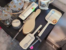 (BR2) VINTAGE GROOMING EQUIPMENT TO INCLUDE 6 PC. DUPONT BRAND GROOMING (KIT), A VINTAGE RAZOR,