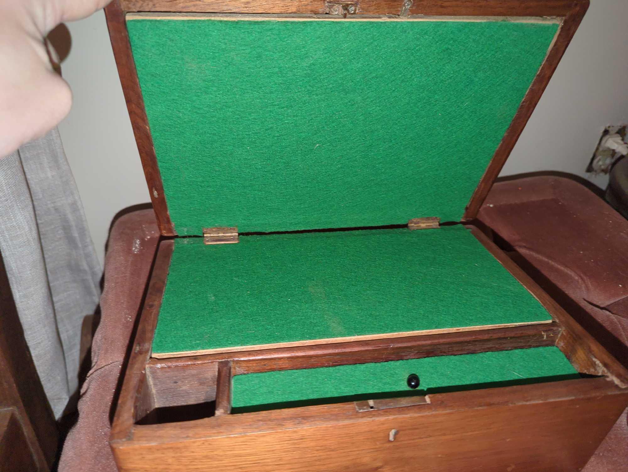 (LR)OAK STORAGE BOX, GREEN FELT LINER, 12 1/4"X 8 3/4"X 5 1/4"H