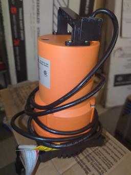 Everbilt 1/4 HP 2-in-1 Submersible Utility and Transfer Pump, Retail Price $145, Appears to be Used,