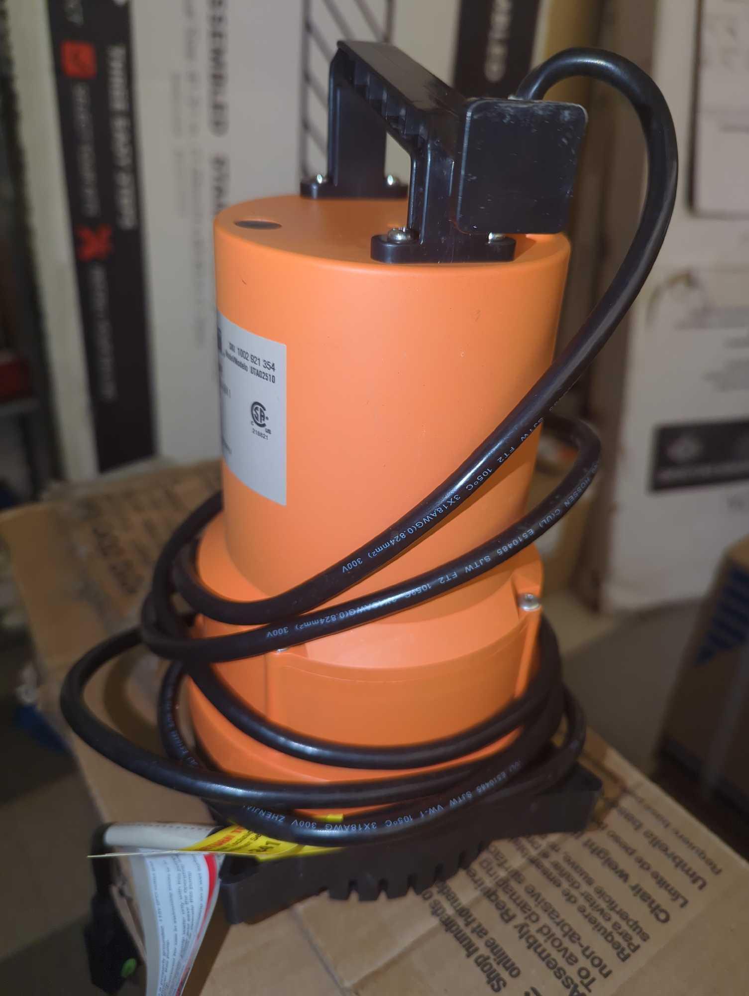 Everbilt 1/4 HP 2-in-1 Submersible Utility and Transfer Pump, Retail Price $145, Appears to be Used,