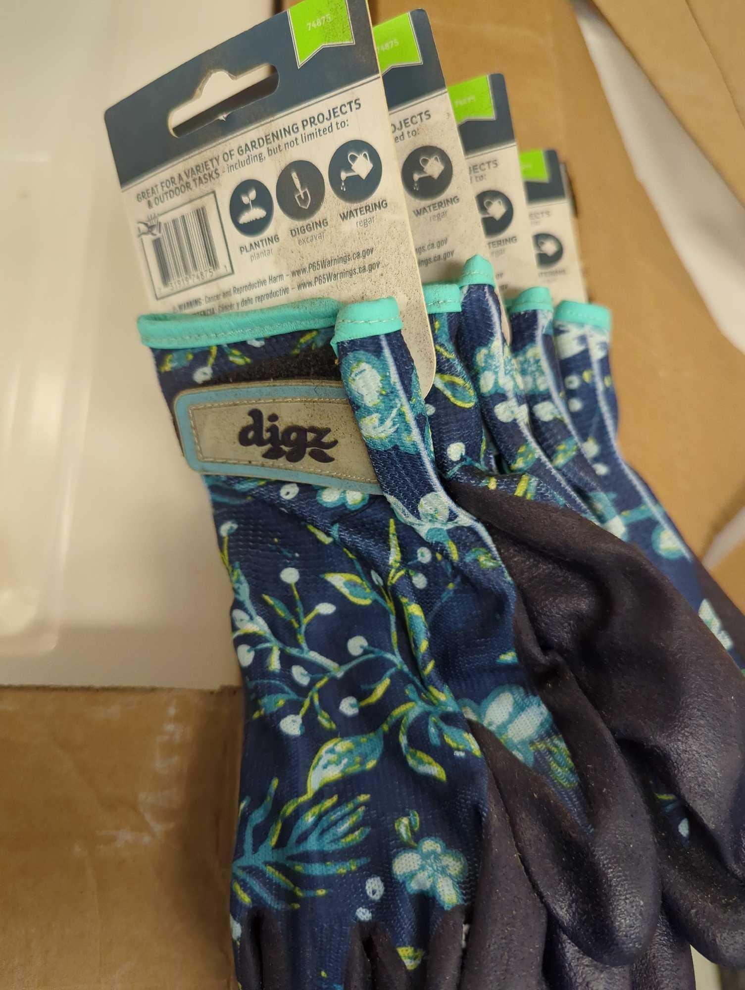 Lot of 4 Pairs of Digz Women's Small Comfort Grip Garden Gloves, Appears to be New Retail Price