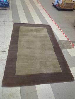 MODERN MACHINE MADE OLIVE AND BROWN AREA RUG, 95 3/8"X60 3/8"