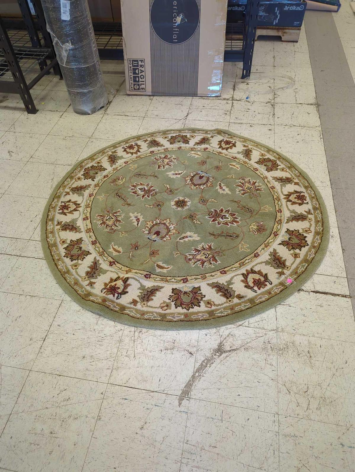 ROUND MACHINE MADE FLORAL AREA RUG, MEASURES 58 IN DIAMETER