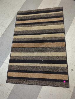 MACHINE MADE AREA RUG, BLACK, MOCHA, CREAM, APPROX 30"X46"