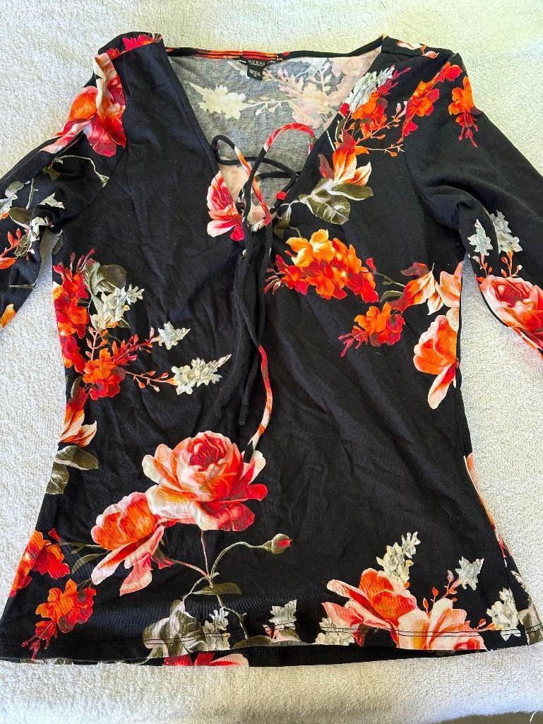 GUESS Salvadore Garden Print Black- Size Medium - Retail $49