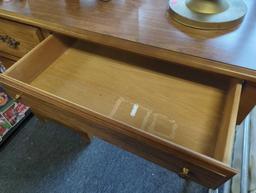 Vintage Basset desk with 4 drawers. Comes as is Shannon. Photos. Appears to be used. All items