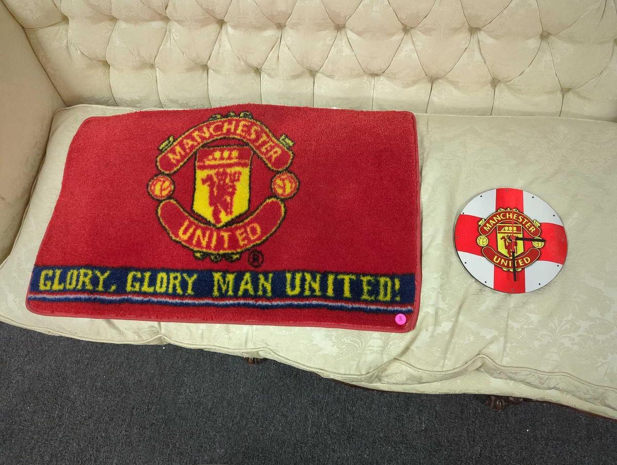 Manchester United bath mat (31"W x 19.5"H) and 8" matching wall clock. Comes as is shown in photos.