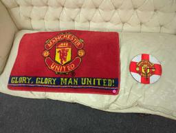 Manchester United bath mat (31"W x 19.5"H) and 8" matching wall clock. Comes as is shown in photos.