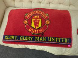 Manchester United bath mat (31"W x 19.5"H) and 8" matching wall clock. Comes as is shown in photos.