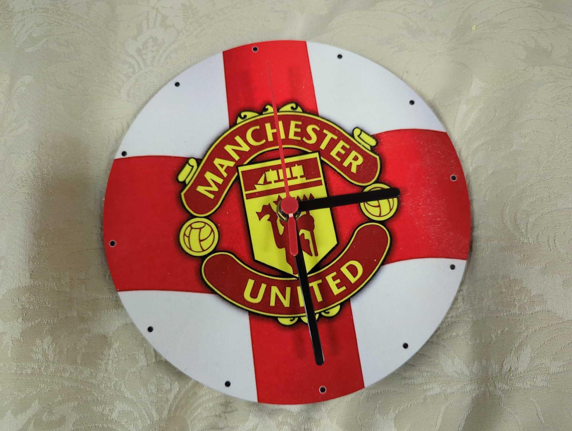 Manchester United bath mat (31"W x 19.5"H) and 8" matching wall clock. Comes as is shown in photos.