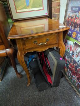 Traditional Ethan Allen Wood Drop Leaf End Table. Comes as is shown in photos. Appears to be used.