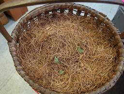 Round woven Egg Basket With Top handle and Straw As A Decoration, Measure Approximately 11.5 in x 11