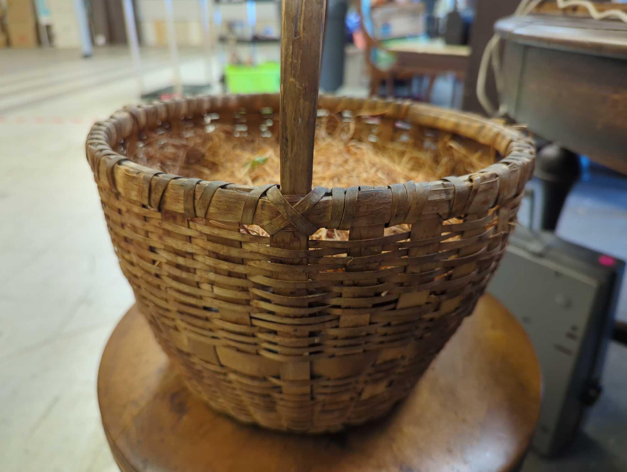 Round woven Egg Basket With Top handle and Straw As A Decoration, Measure Approximately 11.5 in x 11