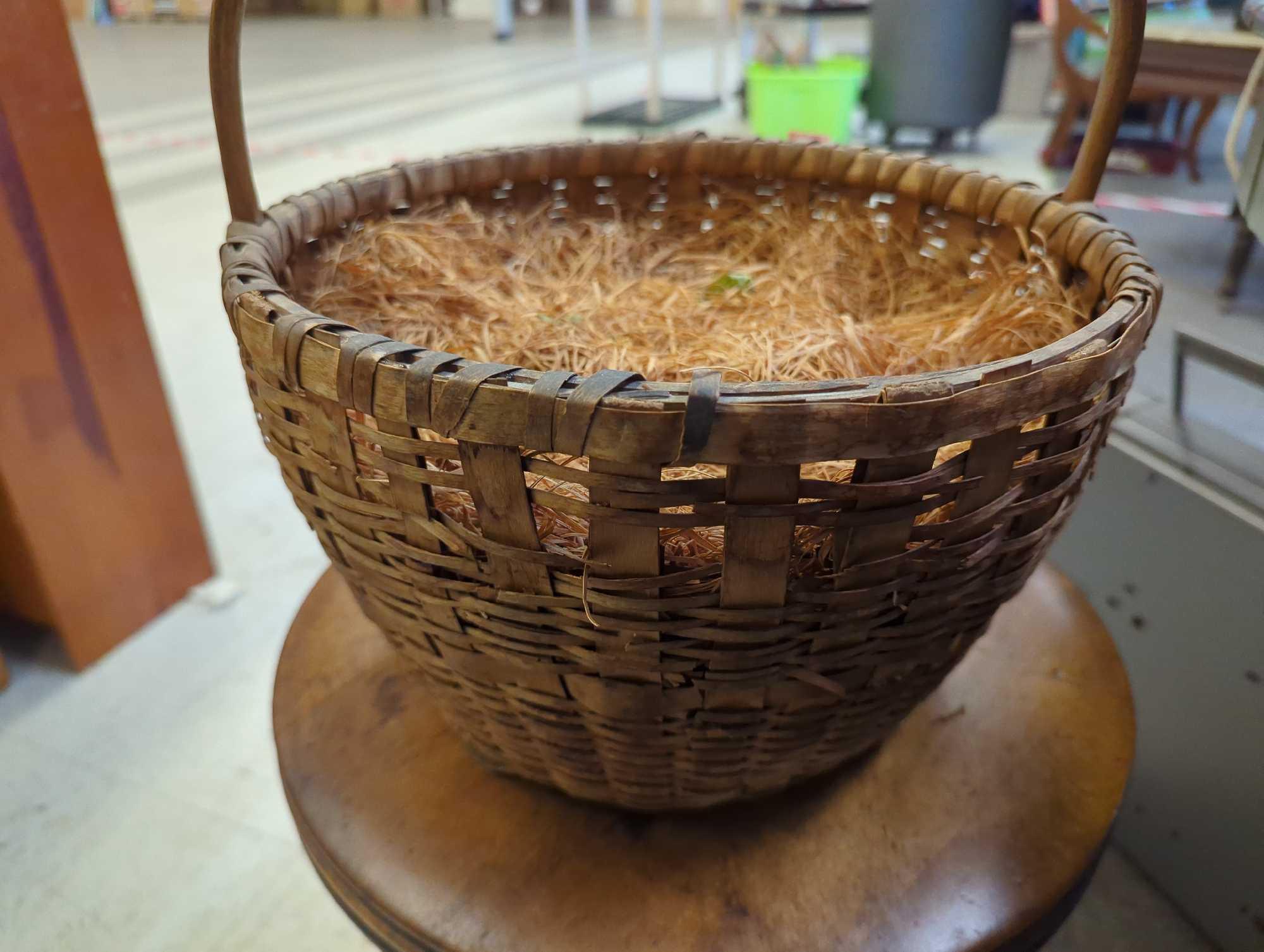 Round woven Egg Basket With Top handle and Straw As A Decoration, Measure Approximately 11.5 in x 11
