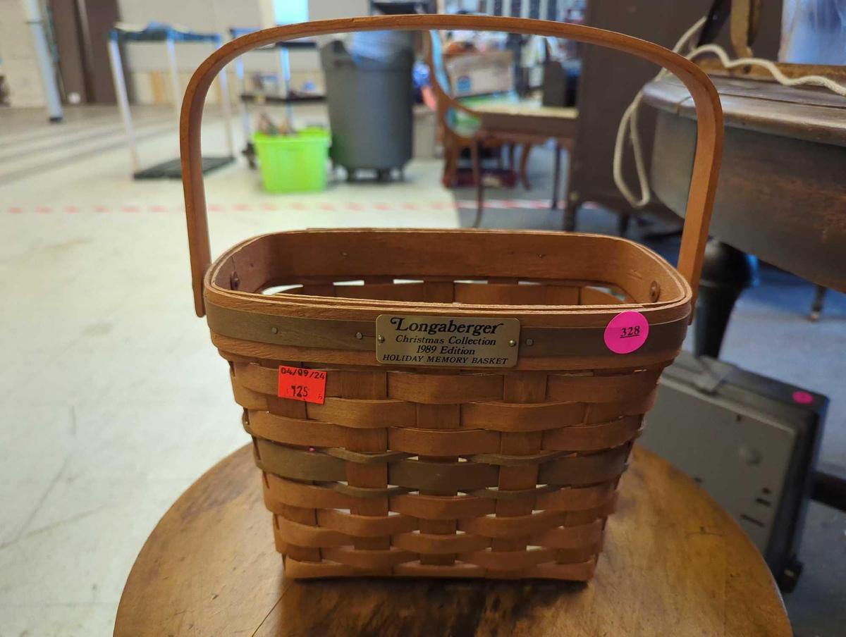 Vintage Longaberger 1989 Christmas Collection Holiday Memory Basket with handle, What you see in