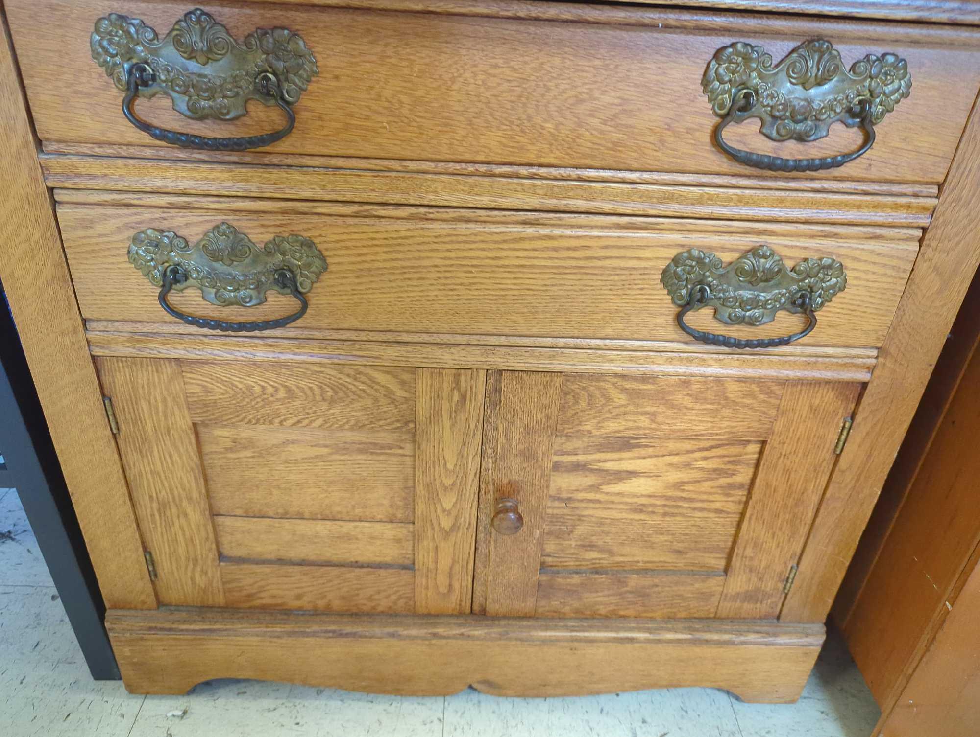 Antique Victorian Oak Small Chest Commode Washstand Farmhouse Cabinet, Has Some Minor Scratches and