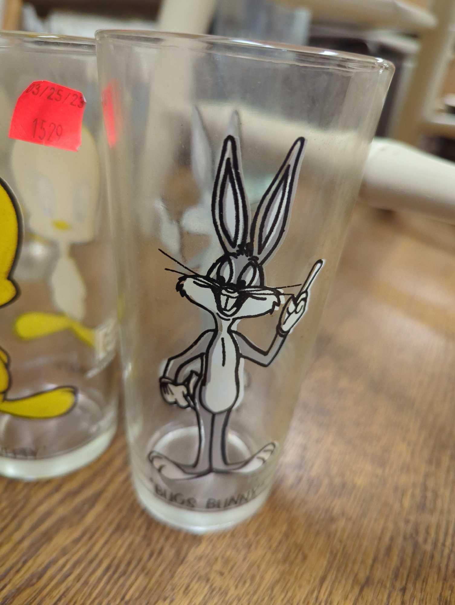 Lot of 18 1973 Warmers Bros. Pepsi Collectable Glass Drinking Cups to Include, Wile E Coyote,