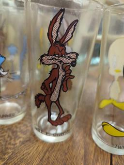 Lot of 18 1973 Warmers Bros. Pepsi Collectable Glass Drinking Cups to Include, Wile E Coyote,