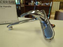 Glacier Bay Single Handle Standard Kitchen Faucet in Polished Chrome. Comes as is shown in photos.