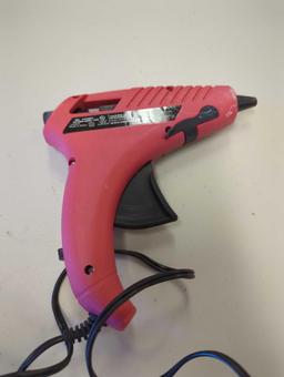 Arrow Dual Temp Glue Gun. Comes in open packaging as it's shown in photos. Appears to be used and