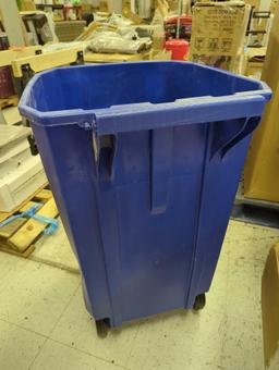 Rubbermaid Roughneck 45 Gal. Vented Blue Wheeled Recycling Trash Container. Comes as is shown in