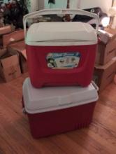 (LR) LOT OF (2) RED COOLERS TO INCLUDE: IGLOO ISLAND BREEZE 3 DAY 28 QUART COOLER & RUBBERMAID 48