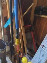 (GAR) LOT OF MISCELLANEOUS HAND TOOLS TO INCLUDE PRUNER, SPADE, BROOM HANDLE, LEVEL, ETC, SEE PHOTOS
