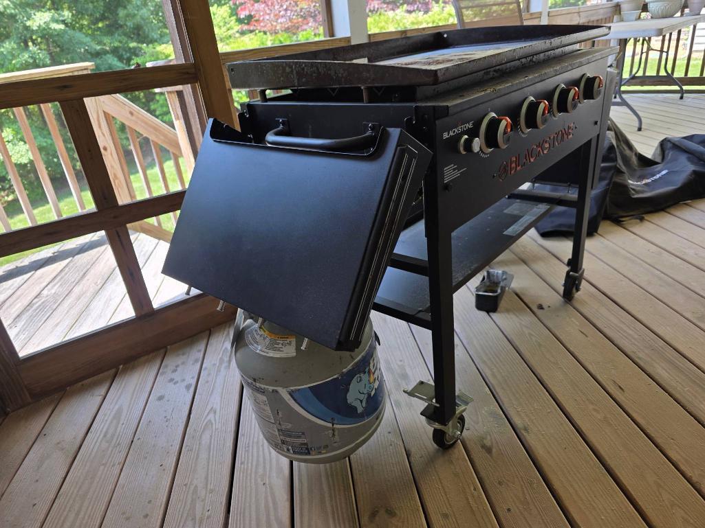 Blackstone Grill, Model 1863, 36 Griddle With Rust Displayed