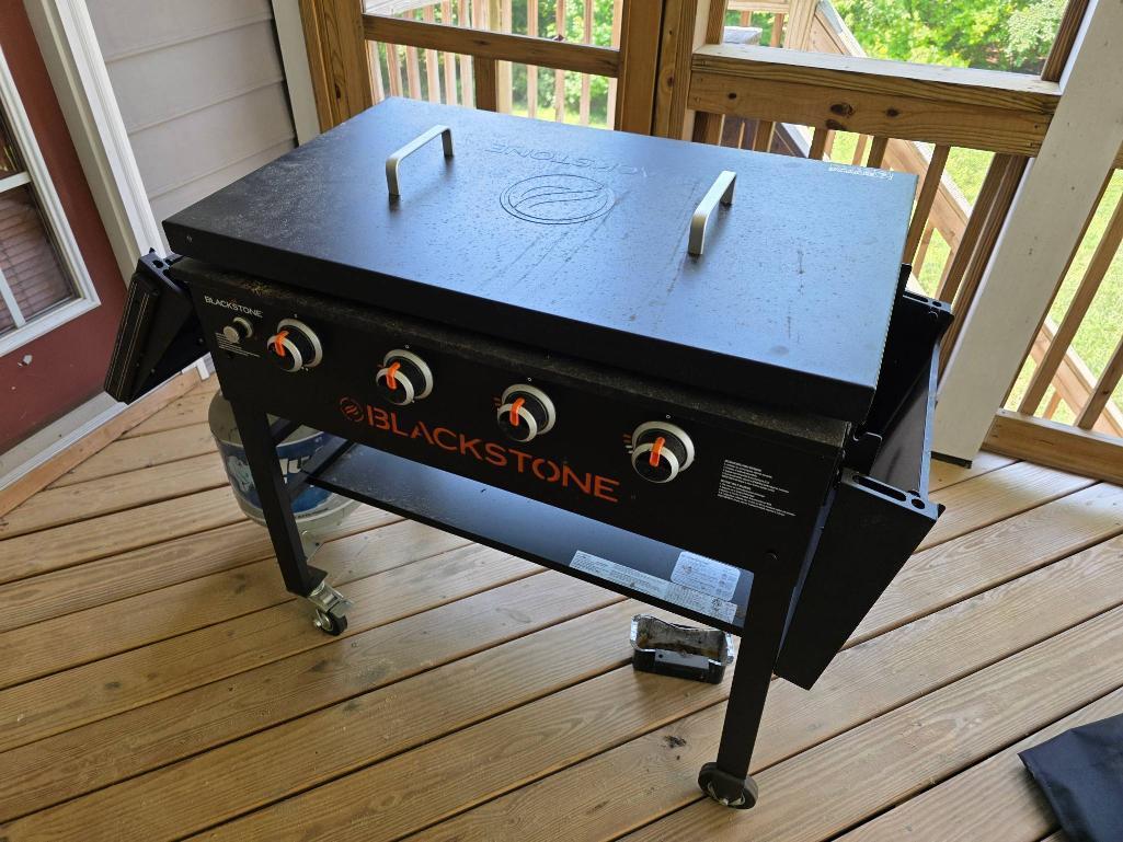Blackstone Grill, Model 1863, 36 Griddle With Rust Displayed