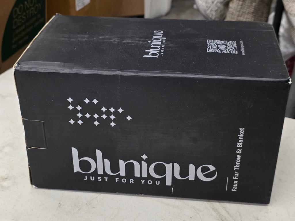 Blunique Ultra Soft Faux Fur Throw Blanket 5050 Inches in Light Brown, Sealed