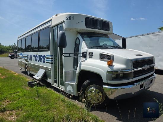 2007 Chevy C5500 Tour Bus - 28 Passenger