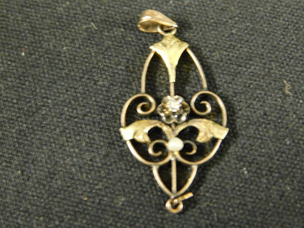 10K Yellow Gold - Pendant - Diamond and Pearl - 1.1 Grams TW