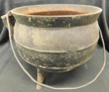 3 Legged Cast Iron Pot with Handle - 7.5" x 9.5"