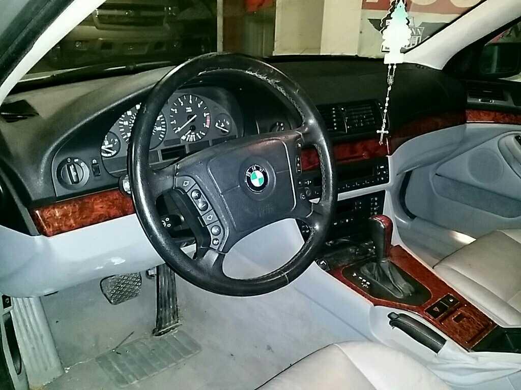 2000 BMW 528i Sedan