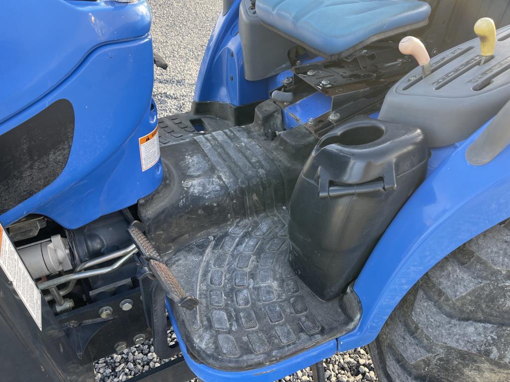New Holland ATV40DA 4WD Tractor W/Front Loader