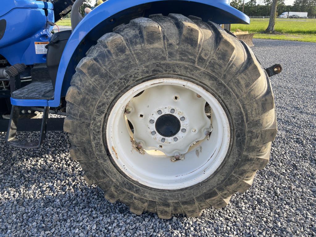 New Holland ATV40DA 4WD Tractor W/Front Loader